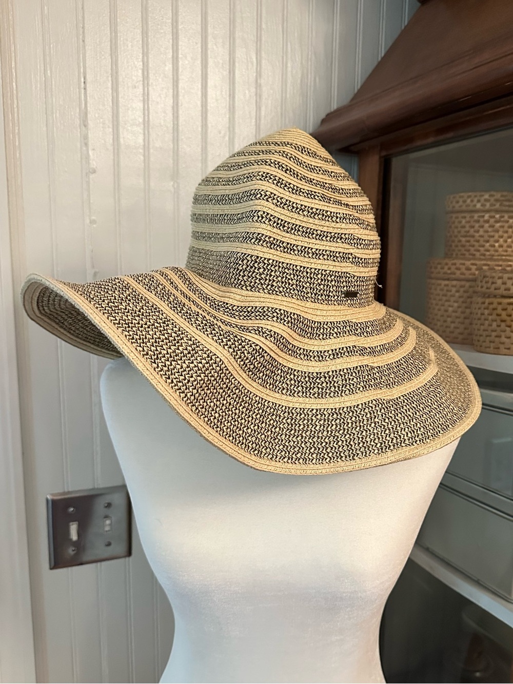 Nine West • straw •’wide brim hat